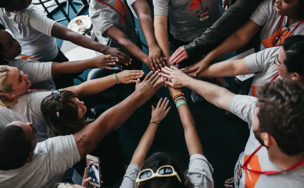 groupe de personnes unissant leurs mains en signe de solidarité et de travail d'équipe