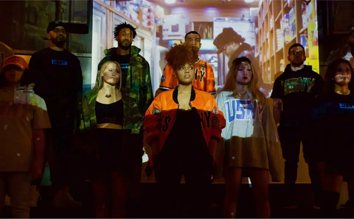 groupe de jeunes adultes mode urbaine veste orange sweat USNY