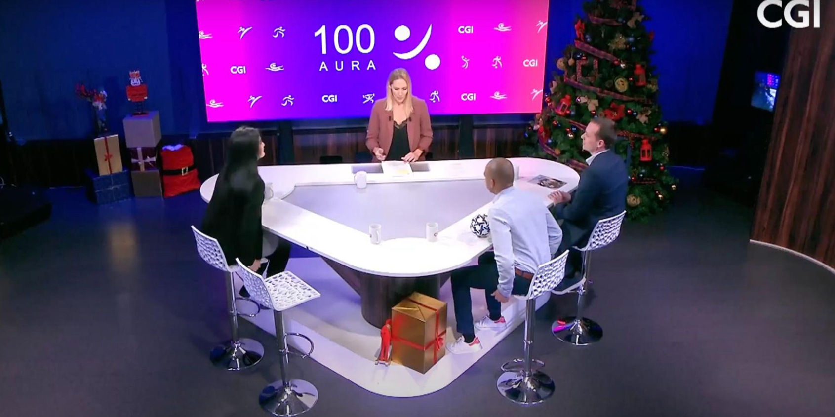 émission télévisée de Noël avec table ronde et décorations festives