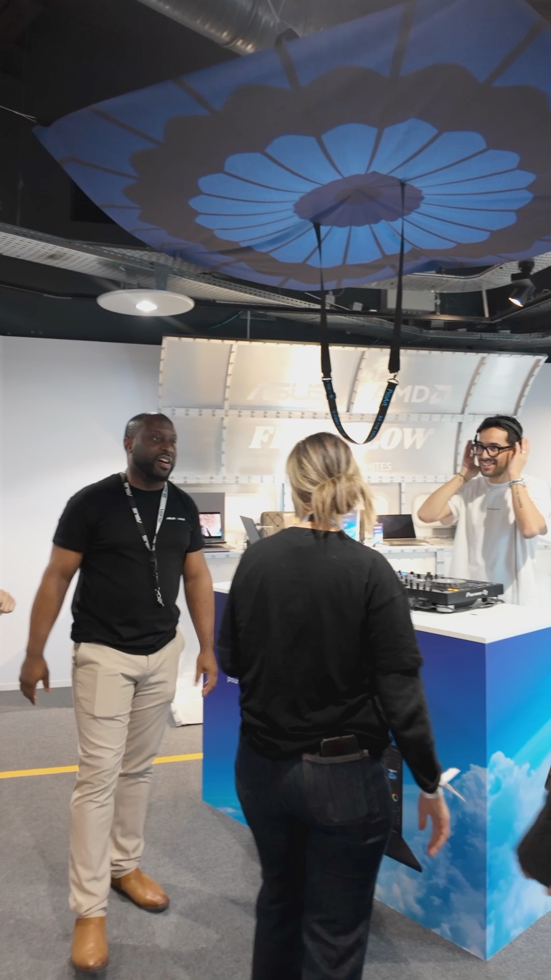 des personnes sur un corner Asus à la FNAC