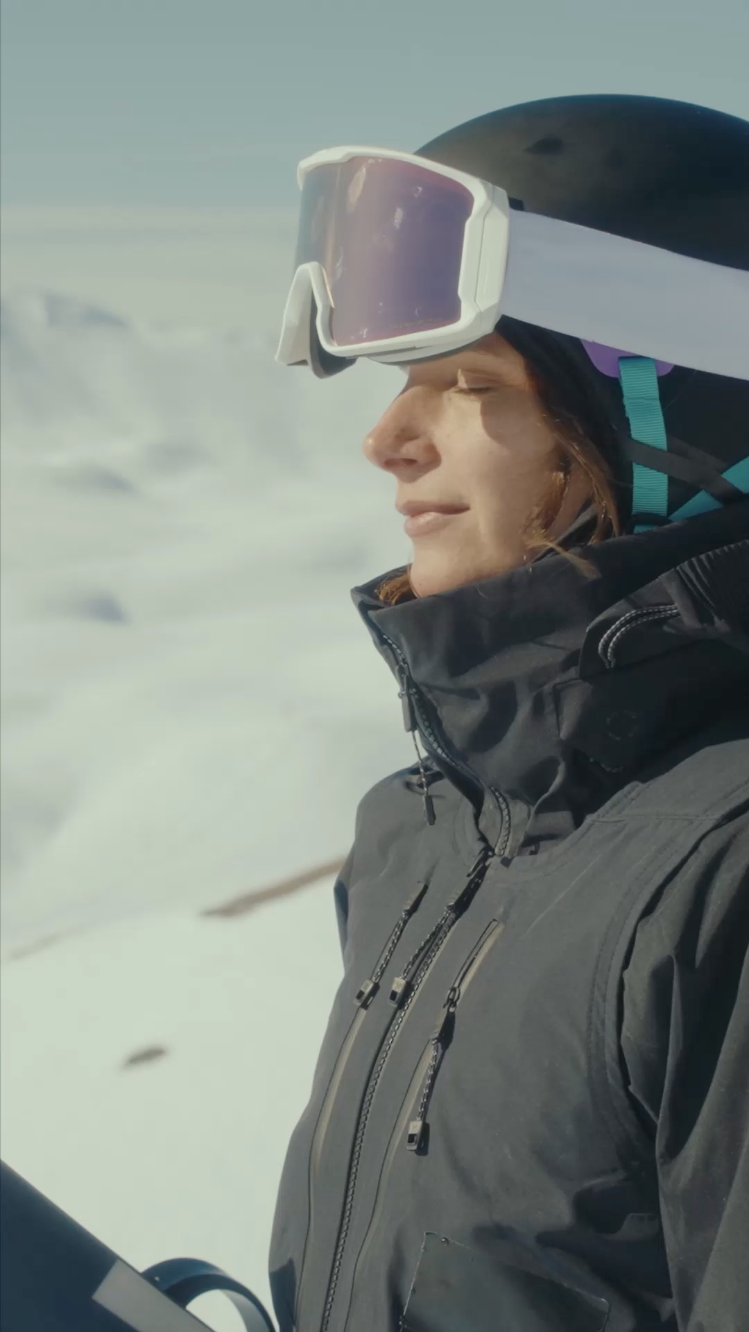 Une femme à la montagne avec des lunettes de ski